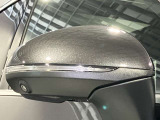 ウィンカー内蔵ドアミラーを開発したのは『メルセデス・ベンツ』です。他車からの視認性が高まり、事故の可能性を低減させています。更に、点灯部分はドライバーの視界に入らないように設計されています。