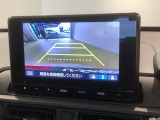 リバースギアに入れるだけで後方の表示へ切り替わります。夜間や雨の日の駐車も楽になりますよ。