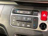 【オートエアコン】一度お好みの温度に設定すれば、車内の温度を検知し風量や温度を自動で調整。暑い&hellip;寒い&hellip;と何度もスイッチ操作をする必要はありません。快適な車内空間には必須の機能ですね♪
