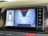 パノラミックビューモニターを装備。駐車場や交差点でクルマを真上から見るように周囲を確認できます。機能の詳細は販売店スタッフまでおたずねください。