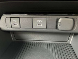 充電用USB端子付き。スマートフォンなどの充電に便利です。