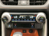 オートエアコンは温度を設定するだけで、自動で風量などを設定してくれます。運転しながら操作も必要ないので、安全性も向上します。