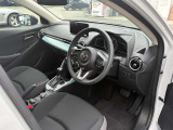 MAZDA2の内装は機能性と上質さを兼ね備えており、細部にまでこだわったデザインが、居心地の良い空間を演出しています。