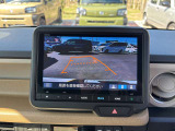 【バックカメラ】後退時に車両後方の映像をモニターに映す機能。目視できない死角を確認でき、衝突事故を防ぎます。駐車が苦手な方だけでなく全てのドライバーに必須の安全装備です。