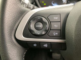 運転中、オーディオの操作をしてて、ハッとしたことはありませんか?ステアリングスイッチは、運転中でもハンドルでオーディオの操作が可能です。安全なドライブをサポートします。