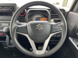インテリアに合わせたデザインのステアリングは、運転される方のことも考え、運転しやすい形状、大きさです。是非一度、実際に触ってお確かめください。
