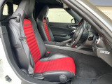 ●前席:ゆったりとしたドライバースペースで、長時間の運転でも快適にお過ごしいただけます。