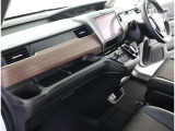 高いホールド性で運転姿勢が安定します。長距離ドライブでも疲れにくいのが魅力です。快適なドライビングライフをお送りください♪