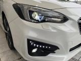 【LEDヘッドライト】悪天候や夜間走行時も良好な視界を確保し安心して運転できる高輝度LEDヘッドライトを装備!点灯速度が早く、消費電力も抑えられています。