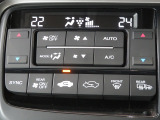 車内の空調は運転席と助手席で温度設定が分けられるデュアルオートエアコンです!!
