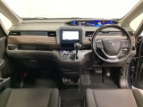 車内は光触媒抗菌消臭施工済です。インパネ周りはスタイリッシュなデザインです。グローブボックスやカップホルダーのほかにトレーなどたくさんの収納スペースが付いています。
