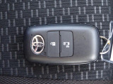 とっても便利なスマートキーシステム装備。携帯するだけでドア等の施錠・開錠・エンジン始動が可能なスマートキーシステムです。
