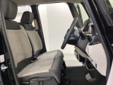 女性でも運転がしやすいように、シートの高さ調整機能(シートリフター)がついています。運転席と助手席の間が空いている為、助手席側への移動がスムーズです。交通量の多い道でも助手席側から乗り降りができます。