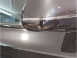 【BMWミラー】視認性の高いスタイリッシュなミラー。自動防眩機能も付いており夜間のドライビングをサポートします。