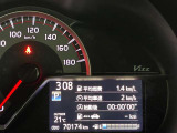 視認性に優れたメーターを採用しており、走行中でも車速や情報が分かりやすく表示されます。運転時の視線移動をむりのない範囲に抑え、快適で安心感のあるドライブをサポートします。