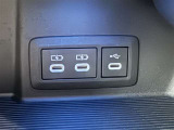 充電用USB端子付き。スマートフォンなどの充電に便利です。