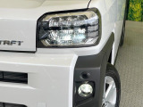 【LEDヘッドライト】悪天候や夜間走行時も良好な視界を確保し安心して運転できる高輝度LEDヘッドライトを装備!点灯速度が早く、消費電力も抑えられています。