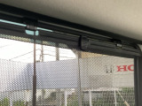 後席には、日射しのさしこみをやわらげてくれるロールサンシェイドが付いています。