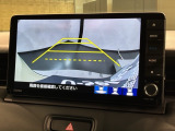 リバースギアに入れるだけで後方の表示へ切り替わります。夜間や雨の日の駐車も楽になりますよ。
