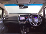 フロントガラスが大きく、ワイドな視界で運転もしやすくなるように設定されています。