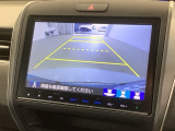 リバースギアに入れるだけで後方の表示へ切り替わります。夜間や雨の日の駐車も楽になりますよ。