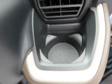カップホルダーは運転席や助手席からちょうど手の届く位置です!!