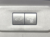 【パワーバックドア】スマートキーや運転席のボタンを押すだけでリアゲートが自動で開閉します!荷物を持っている時や、高い位置にあるバックドアを閉める際に便利な機能です♪