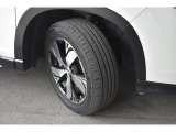 タイヤサイズは225/55R18です
