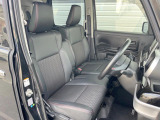 運転席まわりには十分なスペースがあり、大柄な方でもゆったり運転していただける環境です。