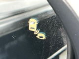 【ブラインドスポットインフォメーション】走行中、ドアミラーの死角になりやすい箇所に後続車が接近するとサイドミラー付近に警告を表示、ドライバーに注意喚起をしてくれます。