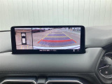 駐車で不安になってしまう理由の1つが、ドライバーからは見えない「死角」。360&deg;ビュー・モニターは、その「死角」をなるべく見えるようにすることで、安心・安全・快適な運転をサポートします。
