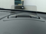 【ヘッドアップディスプレイ】  走行中、視線を落とさずにスピードなどを確認できます。
