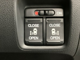 【両側パワースライドドア】両側がパワースライドドアになっており、運転席のスイッチやスマートキーでも開閉が可能です!開口部も広いので乗り降りも楽々♪