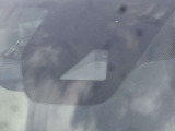 【エマージェンシーブレーキ】走行中に前方の車両等を認識し、衝突の危険があるときは警報とブレーキで衝突回避と被害軽減をアシスト。より安全にドライブをお楽しみいただけます。