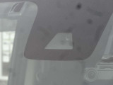 【エマージェンシーブレーキ】走行中に前方の車両等を認識し、衝突の危険があるときは警報とブレーキで衝突回避と被害軽減をアシスト。より安全にドライブをお楽しみいただけます。