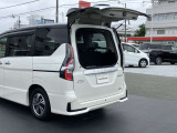 バックドアの約半分のスペースで荷物の出し入れが可能です。