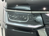 LEDヘッドライトは、点灯の瞬間から最大光量を発揮し、突然暗くなるトンネルなどでの安定感を高めます。
