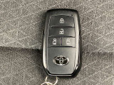 今のクルマには当然のように付いていますが、やっぱりあると便利なスマートキー。ボタン一つでクルマの鍵の開閉が可能です。