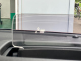 【ヘッドアップディスプレイ】運転に必要な情報やセーフティーサポートの警告などをメーターパネルを見なくても確認ができます☆視線移動が少なくなり安全運転ができますね♪
