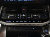 夜間走行でも安心のLEDへッッドライト搭載車です。とても明るく白い光で照らします。この装備も人気のアイテムですね