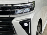 【LEDヘッドライト】悪天候や夜間走行時も良好な視界を確保し安心して運転できる高輝度LEDヘッドライトを装備!点灯速度が早く、消費電力も抑えられています。