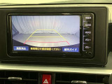 車庫入れなど後進運転時に死角をモニターで確認ができて安全です♪ ステアリング操作の参考になるガイド線も表示しますので車庫入れがニガテな方も安心ですネ!