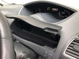 ステアリング奥、運転席アッパーボックスにはドライバーのお財布やグラサン収納場所として