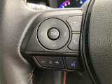 運転中、オーディオの操作をしてて、ハッとしたことはありませんか?ステアリングスイッチは、運転中でもハンドルでオーディオの操作が可能です。安全なドライブをサポートします。