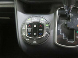 オートエアコン機能で、車内を自動的に、設定した温度に保ってくれます。