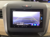 【バックカメラ】運転が苦手な方も車庫入れラクラクです!ギアをリバースに入れれば自動的に切り換わりますので、面倒な操作は不要です♪狭い駐車場もお車を傷つけず安心ですね!