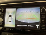 パノラミックビューモニターを装備。駐車場や交差点でクルマを真上から見るように周囲を確認できます。機能の詳細は販売店スタッフまでおたずねください。