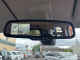 【全方位カメラ】自車を真上から見下ろす視点をモニターに映す機能。駐車や離合時の死角を無くして安全を支えます。トヨタ名のパノラミックビュー等、現代の商談では外せない必須の安全装備です。