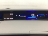 デジタル表示のスピードメーターとタコメーターを大きく配した見やすいメーター部になっています。左側のインフォメーション画面でオドメーターや燃費などの情報を確認できます。