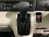 CVT車のセレクトレバーです。低速から高速まで、変速ショックのないスムーズな走りと、エンジン効率のよい領域を維持して燃費にも貢献します。サイドブレーキはスイッチ操作の電子制御パーキングブレーキです。
